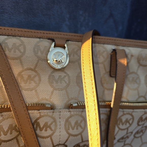 MICHAEL Michael Kors Kempton Signature Medium Pocket Tote Authentic Beige/Camel/ - Picture 2 of 11